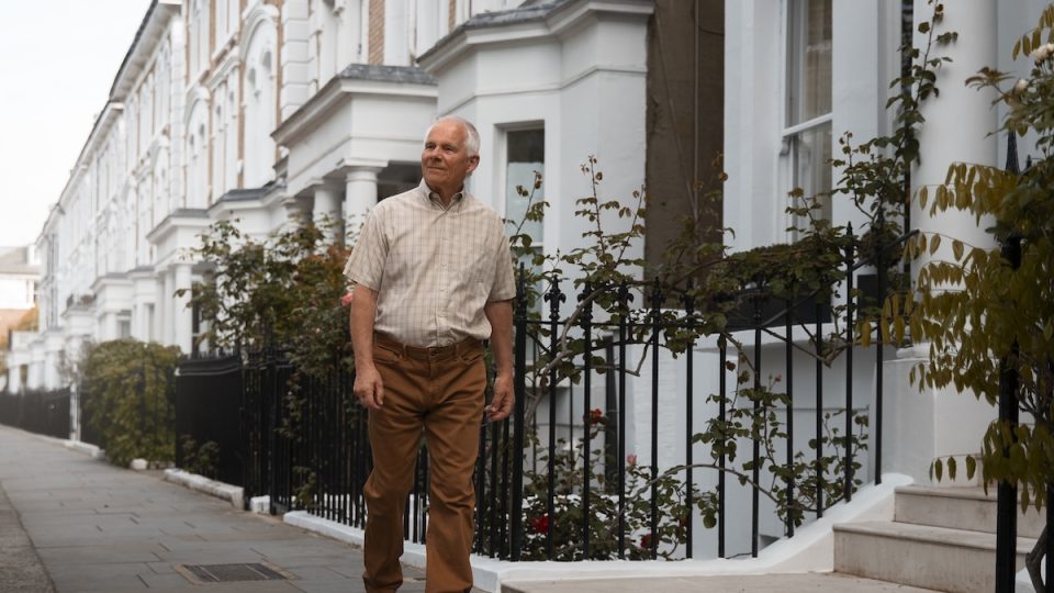 Senior poza domem porady safety tag